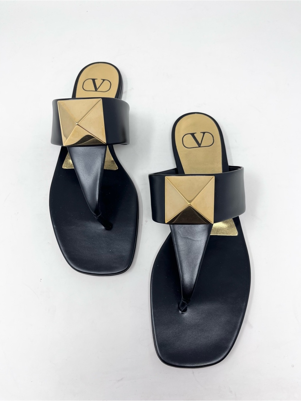 NEW Valentino Garavani Black Leather  One Stud Flat Thong Sandal size 39 EU